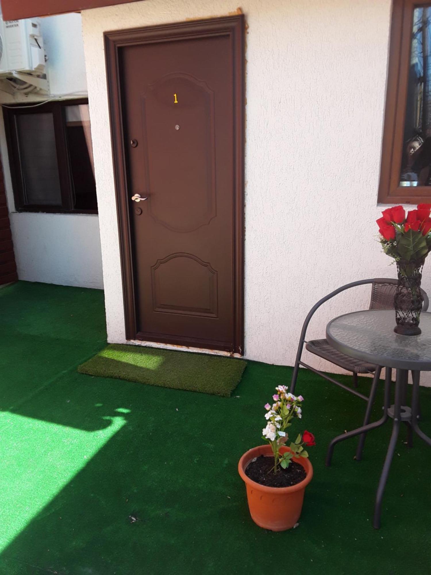 Aura'S West Accommodation Private Parking In Front Yard Bükreş Dış mekan fotoğraf