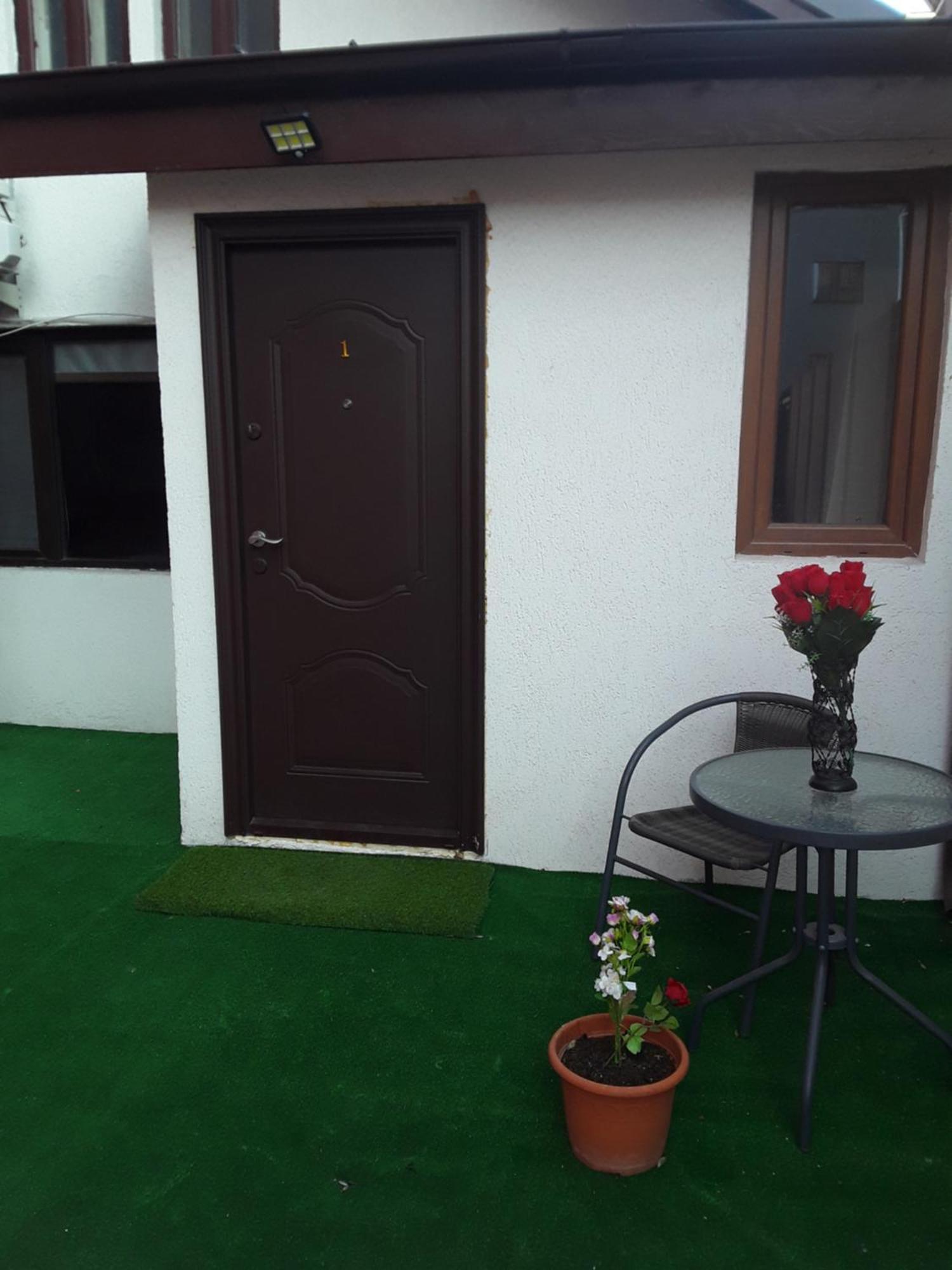 Aura'S West Accommodation Private Parking In Front Yard Bükreş Dış mekan fotoğraf